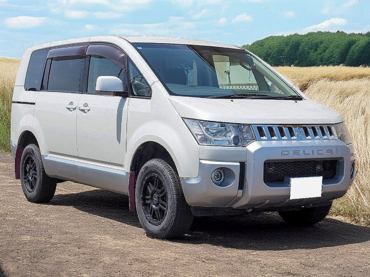 Mitsubishi Delica D5 front view – rugged 4WD minivan rental in Hokkaido for outdoor adventures