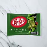 KitKat Rich Matcha Flavor (Package): A Japan-exclusive chocolate featuring the deep, authentic taste of Uji matcha with a refined sweetness.