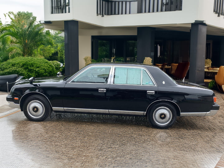 Luxury Car Rental Toyota Century in Hokkaido