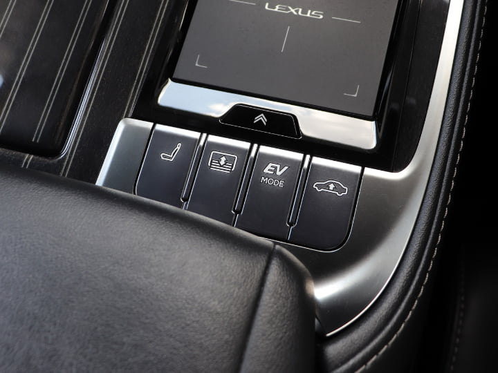 Lexus LS500 interior controls – advanced button features in Hokkaido rental car