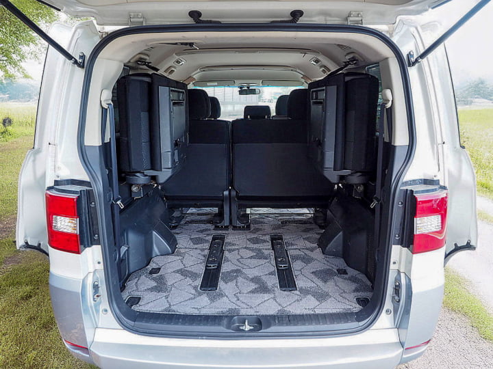 Cargo area of Mitsubishi Delica D5 with third-row seats folded – spacious luggage room for Hokkaido road trips