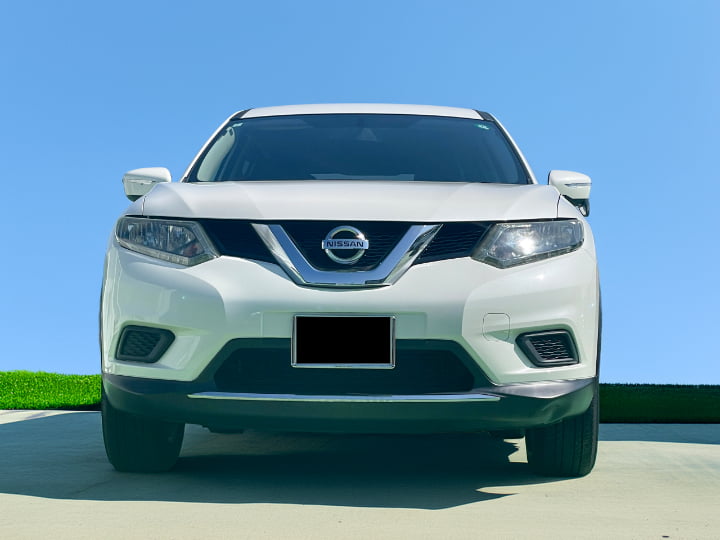 Nissan X-Trail front view – reliable and stylish 4WD SUV rental in Hokkaido for all-season travel