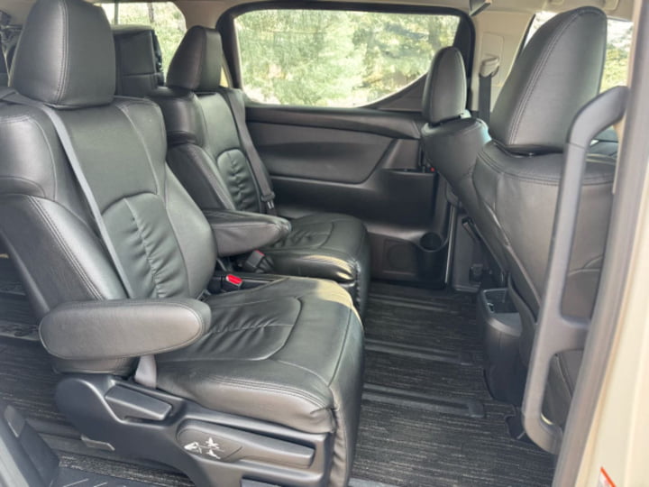 Second-row captain seats in Toyota Alphard 30 – luxury minivan rental in Hokkaido with spacious and reclining comfort