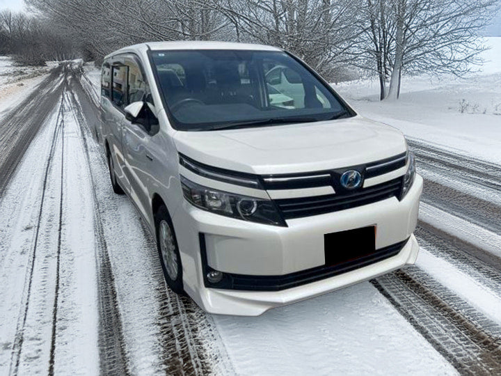 Toyota Voxy front view – comfortable and stylish minivan rental for families in Hokkaido